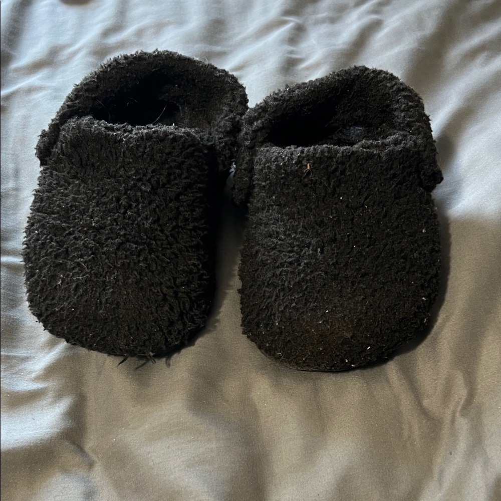 CROCS Fuzzy Black Kids Slippers